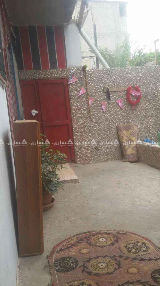 قطعة أرض مبني عليها منزل
