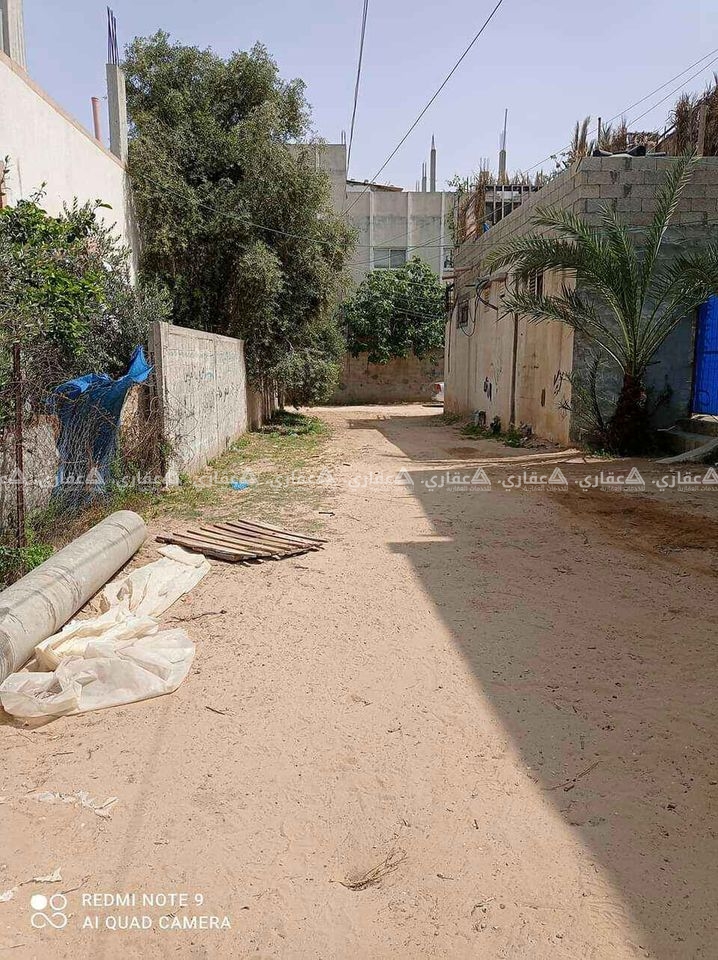 فيلا حجر قدسي مسورة بحديقة خضراء