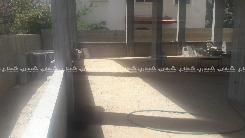 أرض للبيع مبني عليها شقة