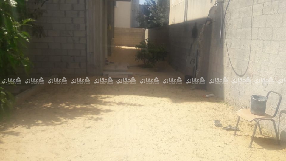أرض للبيع مبني عليها شقة