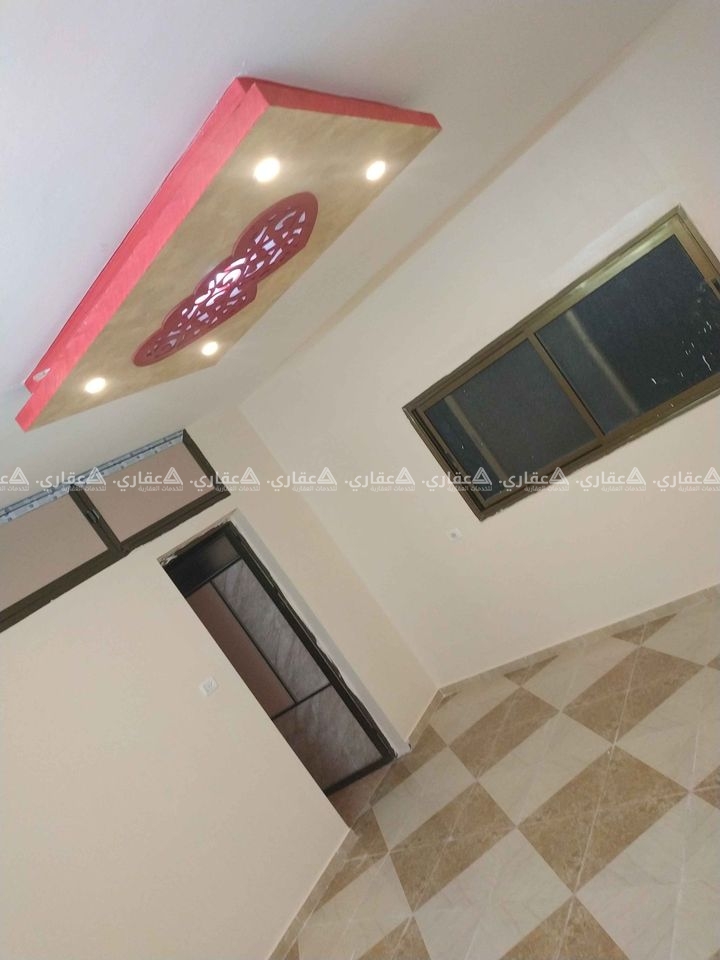 شقه للإيجار على الشارع العام 