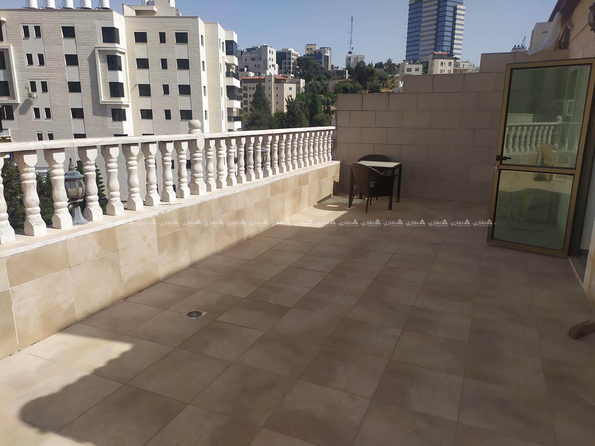 روف مفروش بالكامل بعمارة مميزة للإيجار 