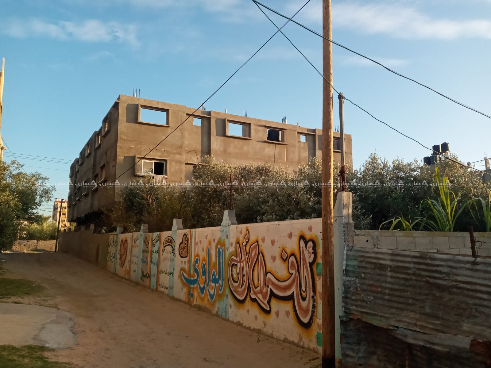 أرض مبني عليها منزل للبيع
