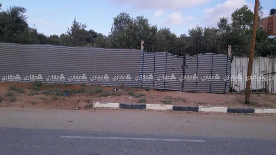 قطعه أرض في جحر الديك على الشارع العام