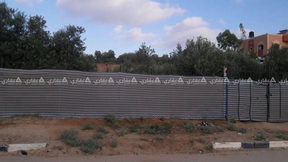 قطعه أرض في جحر الديك على الشارع العام