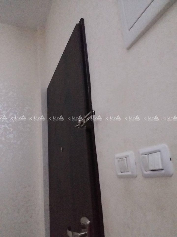 شقه للبيع بسعر مغري مع العفش