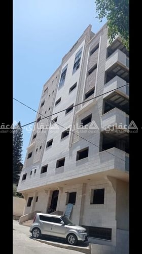 طابق أرضي للبيع في عمارة جديدة في موقع رائع