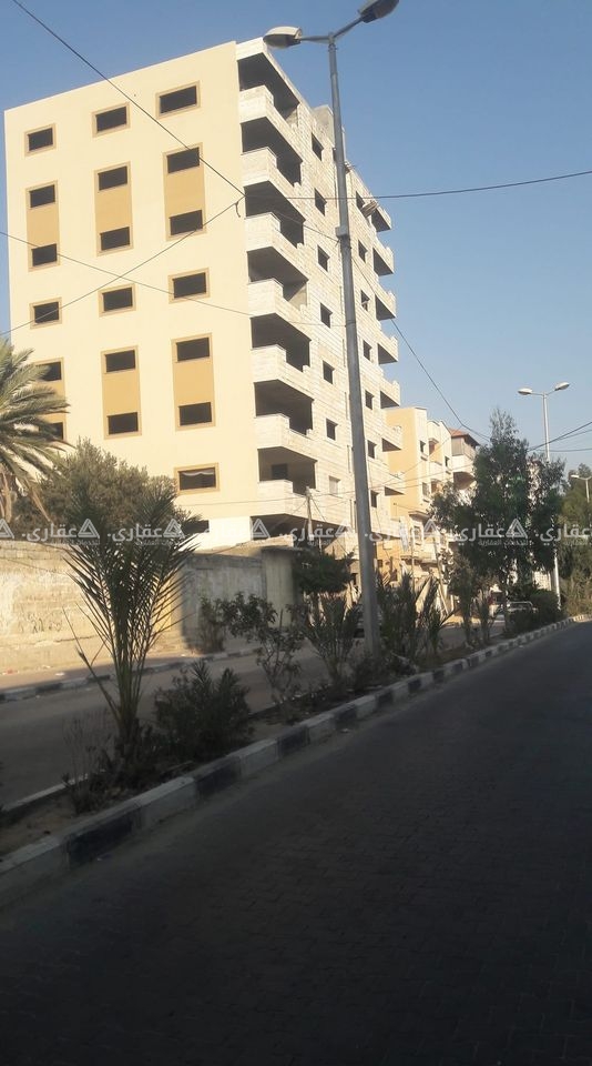 شقة عضم للبيع في عمارة حديثة 