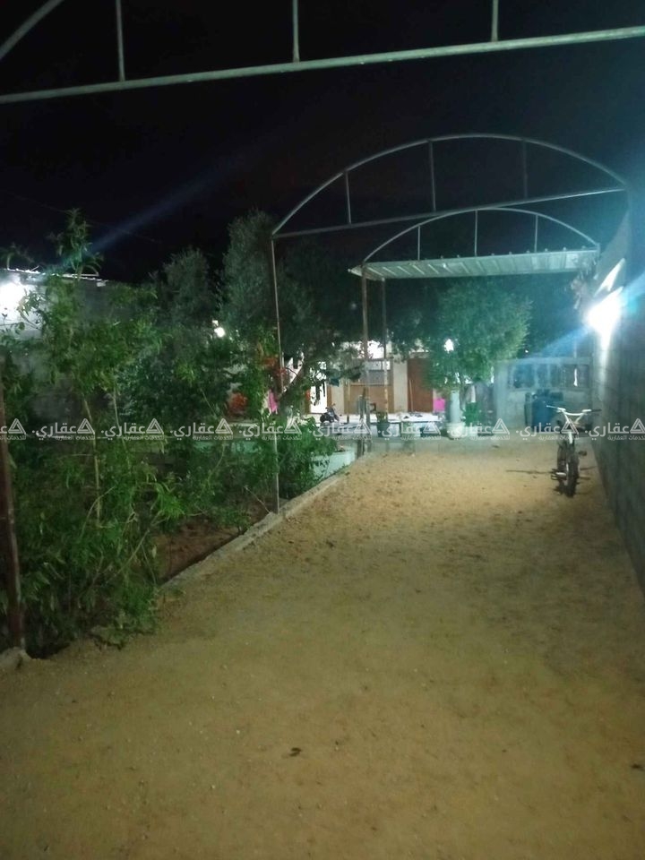 قطعة أرض للبيع يوجد بها بيت باطون