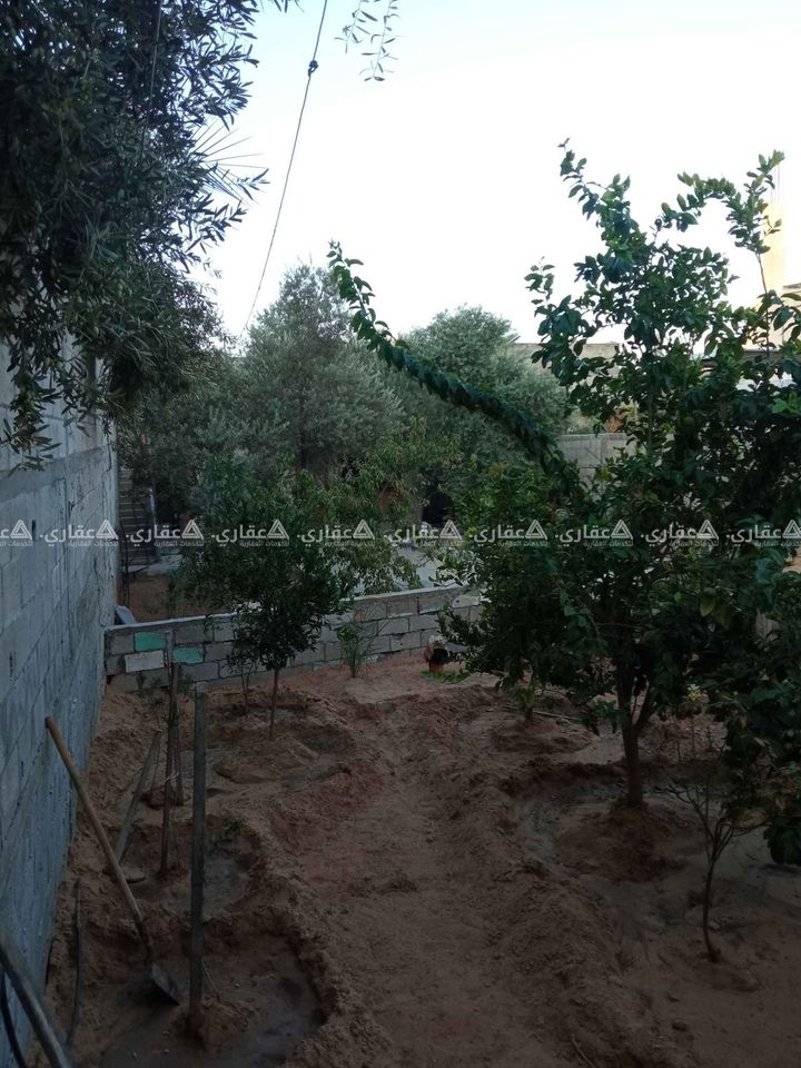 قطعة أرض للبيع يوجد بها بيت باطون