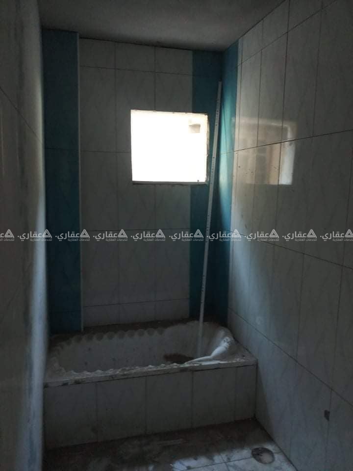 شقق للبيع في عمارة سكنية حديثة البناء 