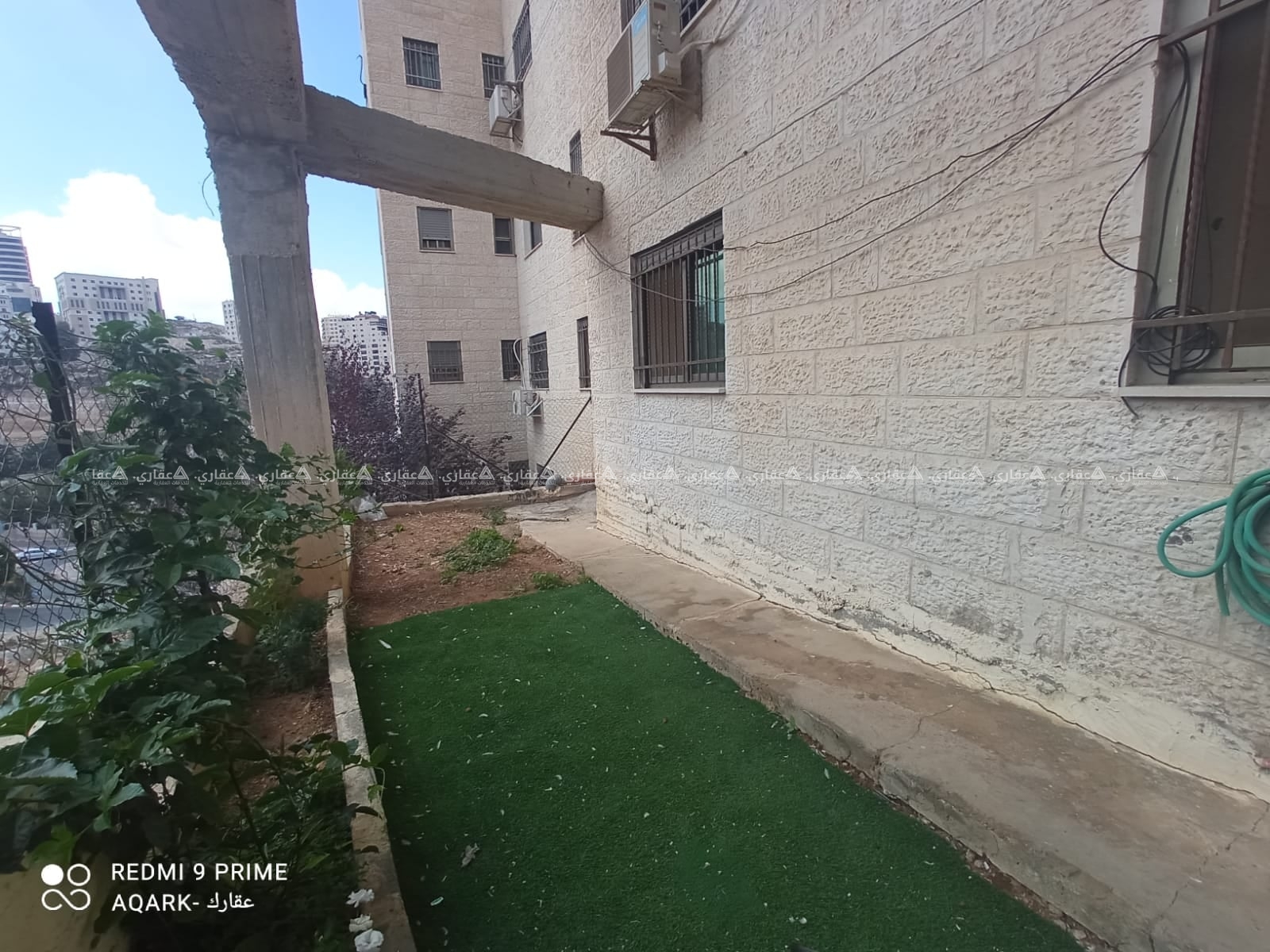 شقة للبيع أرضية مع حديقة وإطلالة جميلة