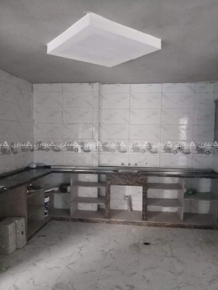 شقق للبيع في عمارة سكنية حديثة البناء 