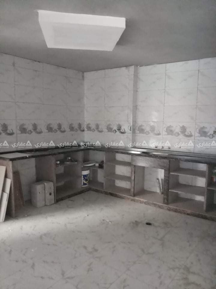 شقق للبيع في عمارة سكنية حديثة البناء 
