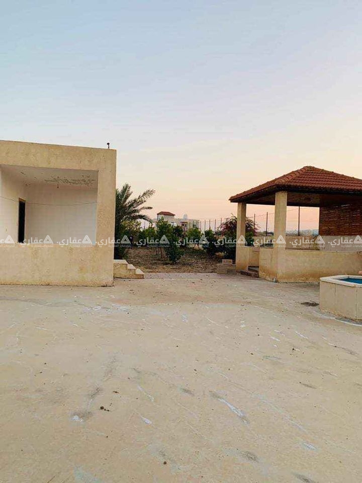 قطعة أرض مع بناء للبيع في العوجا