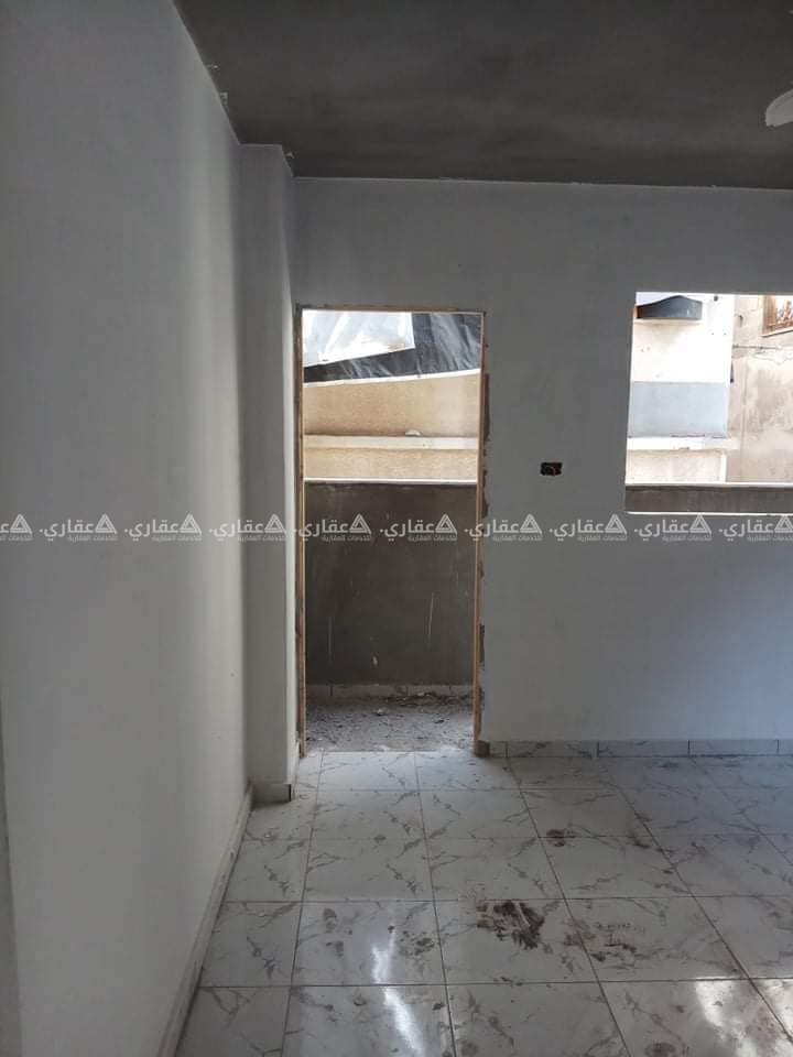 شقق للبيع في عمارة سكنية حديثة البناء 