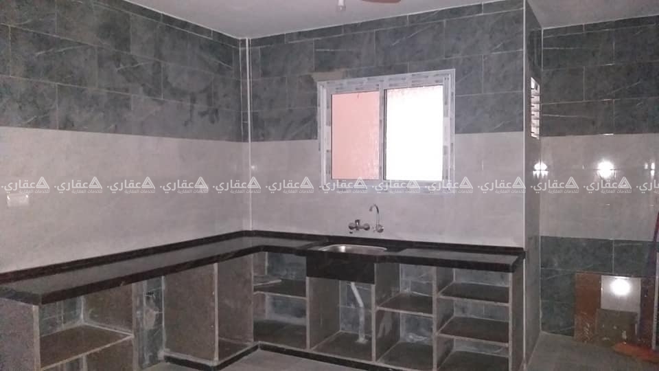 شقة مشطبة سوبر ديلوكس بعمارة سكنية حديثة البناء