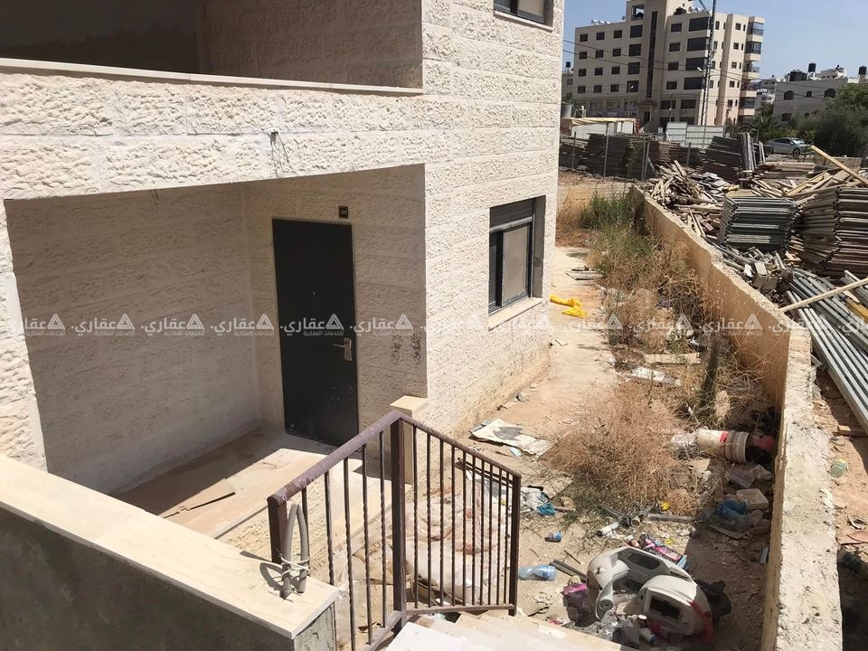 شقة مع أرض لم تسكن من قبل