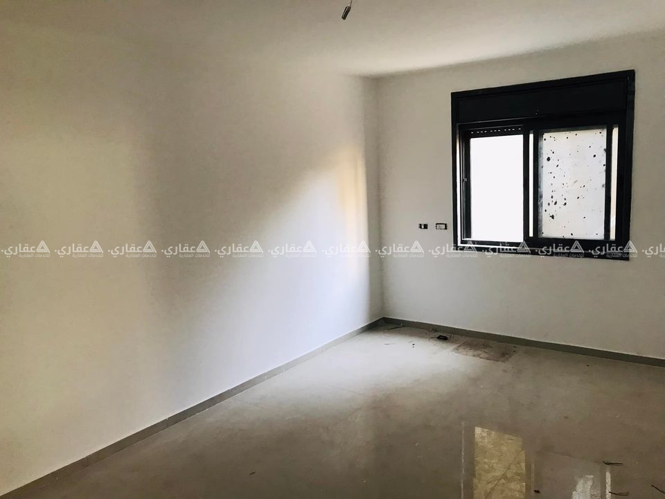 شقة مع أرض لم تسكن من قبل