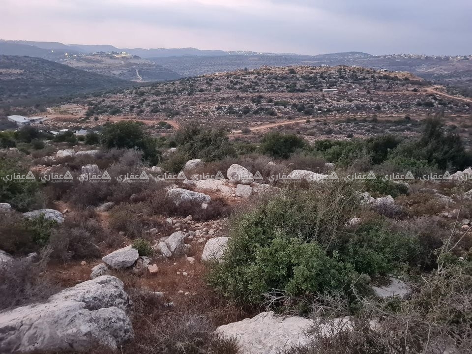 قطعة أرض مرتفعة ومطلة.
