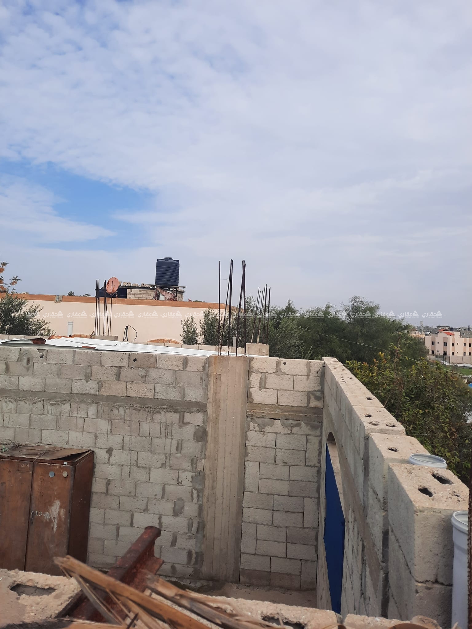 قطعة أرض مبني عليها