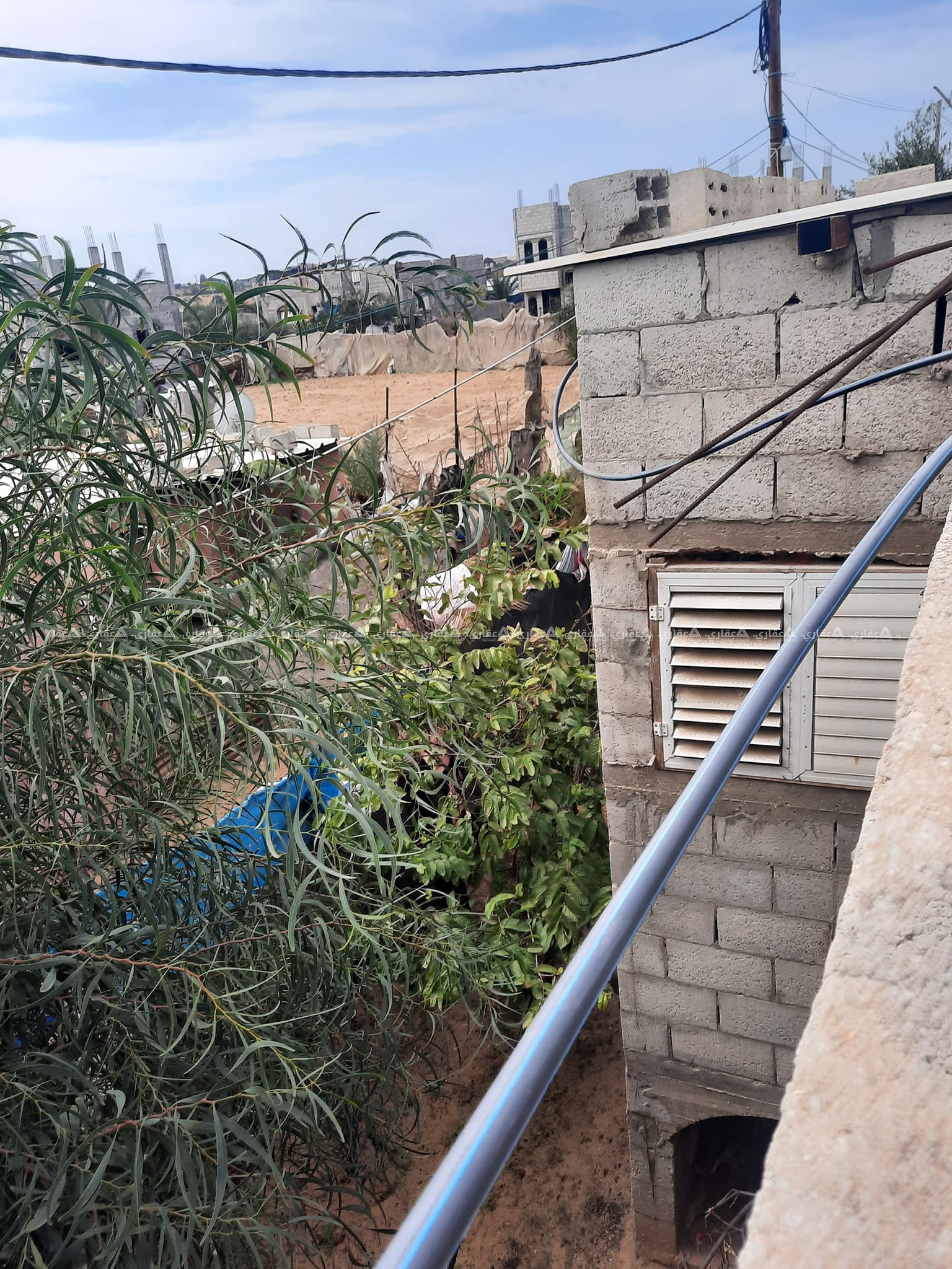 قطعة أرض مبني عليها