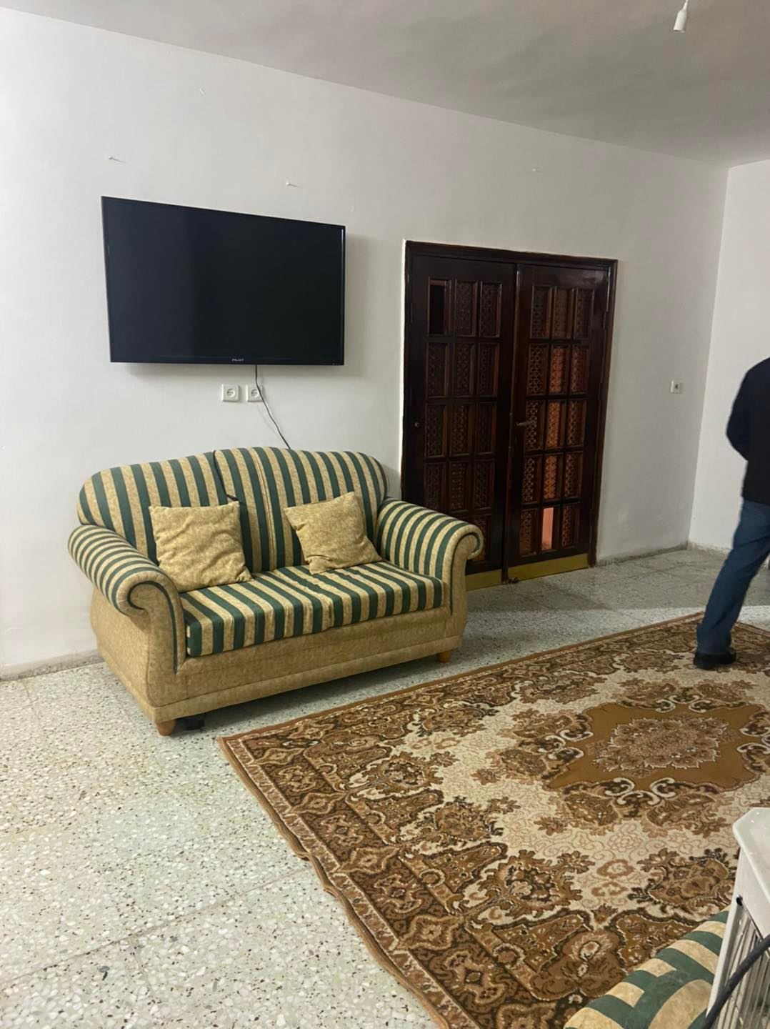 شقة  مفروشة للإيجار في عمارة عائلية 