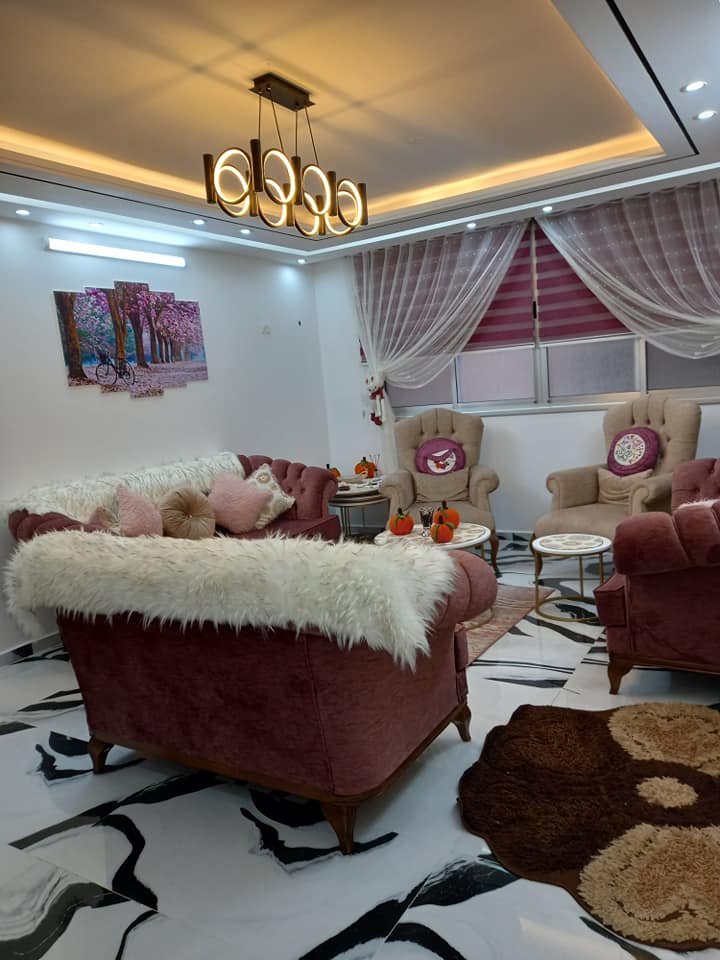 شقه فخمه للبيع بسعر منافس جدا 