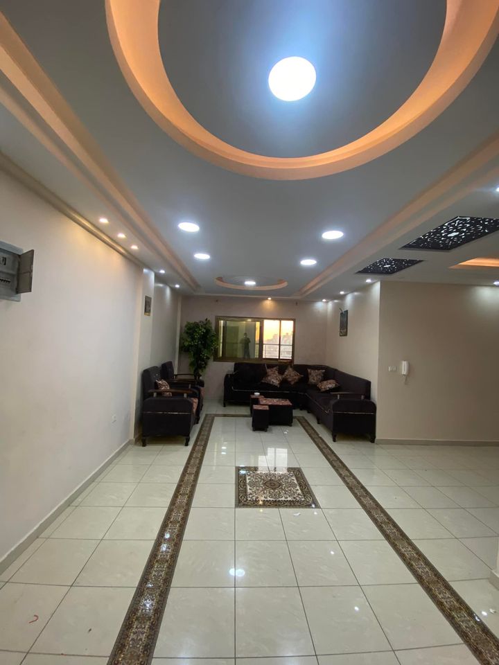 روف مفعش للإيجار بعماره جديده
