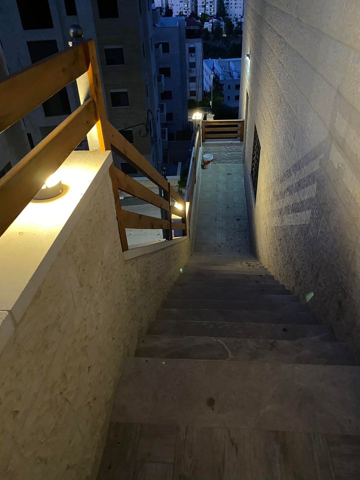 شقة مميزه للبيع مقابل بنك فلسطين - عماره VIP -Tower