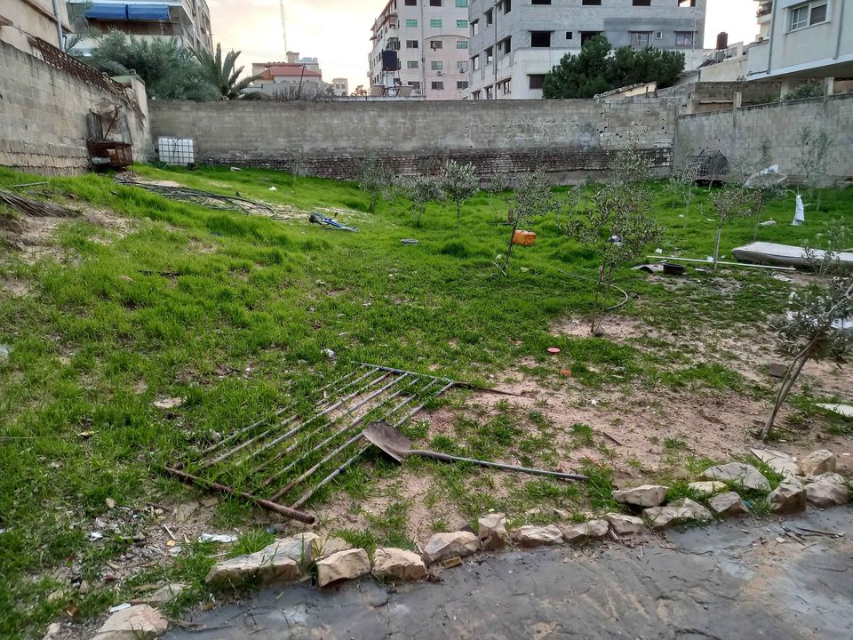 أرض للبيع مع دار باطون  قرب ملعب فلسطين