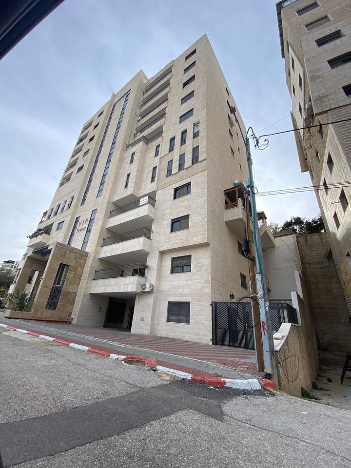شقة مميزه للبيع مقابل بنك فلسطين - عماره VIP -Tower