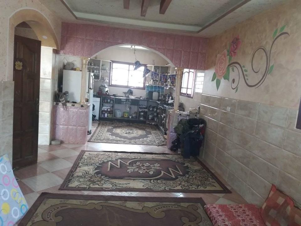 قطعة أرض مبني عليها منزل للبيع