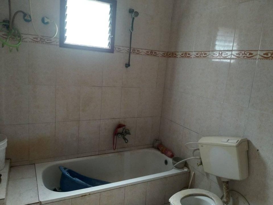 قطعة أرض مبني عليها منزل للبيع