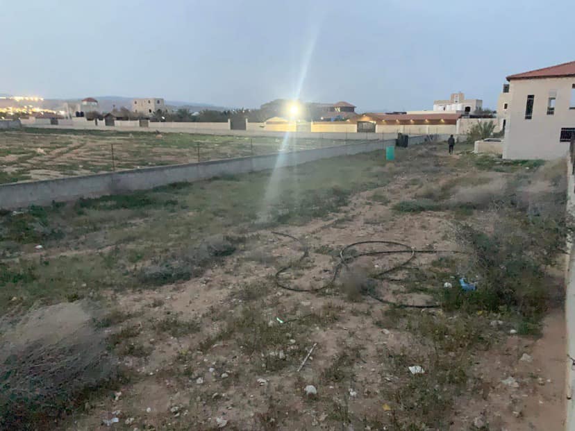 قطعة أرض خلف الاستراحة