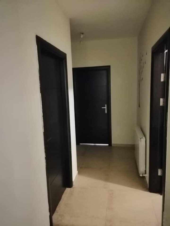 شقة للبيع بجانب مسجد عين منجد 