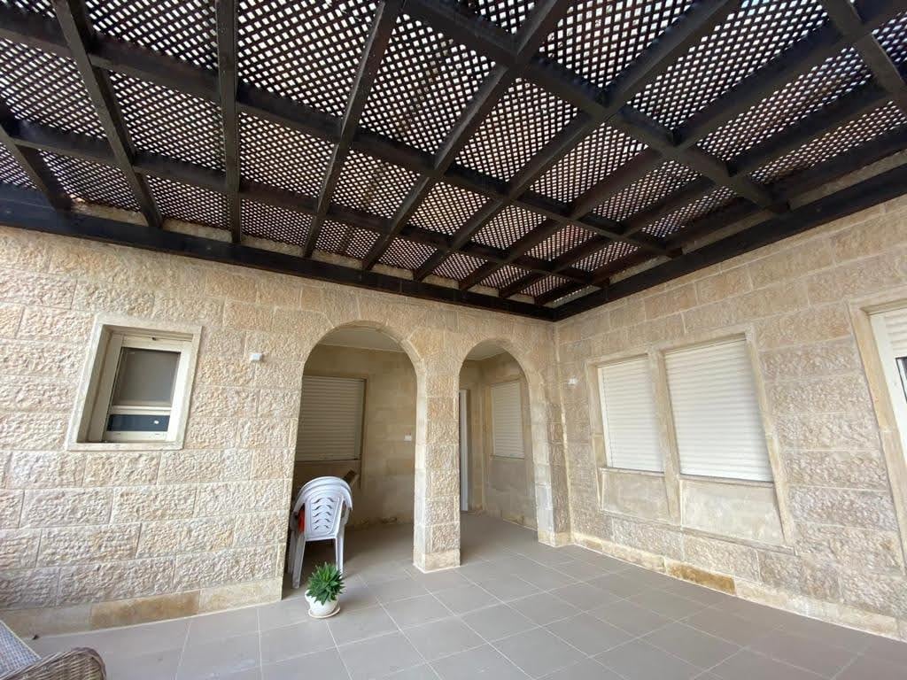 شقة مع ساحات خارجية ومدخل مستقل ومميزة جداً