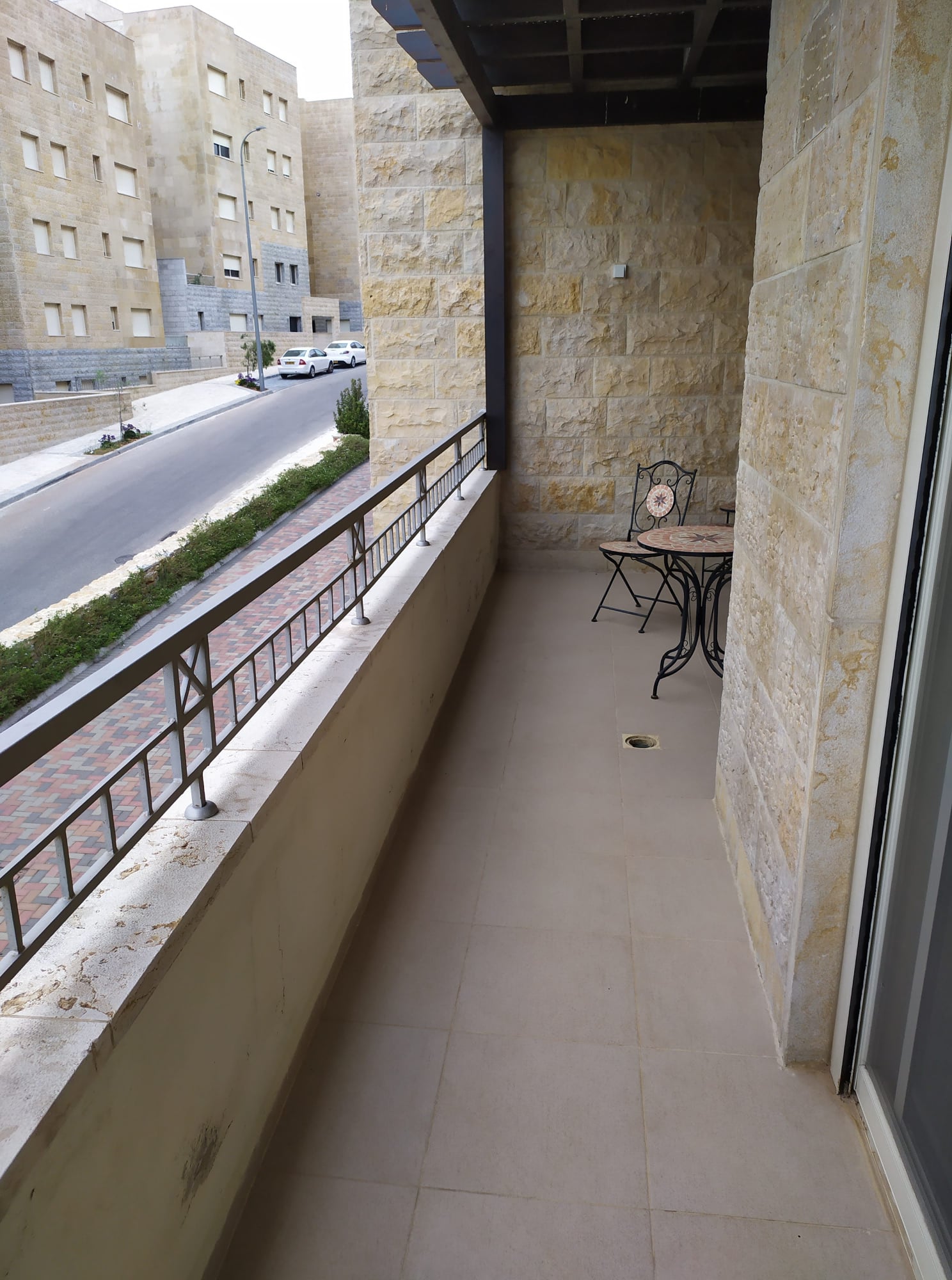 شقة مع ساحات خارجية ومدخل مستقل ومميزة جداً