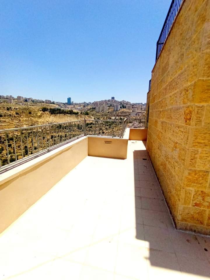 روف في حي جميل للبيع