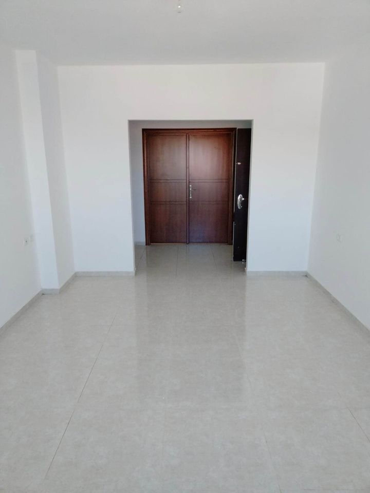 قطعه أرض عليها بناء حديث للبيع