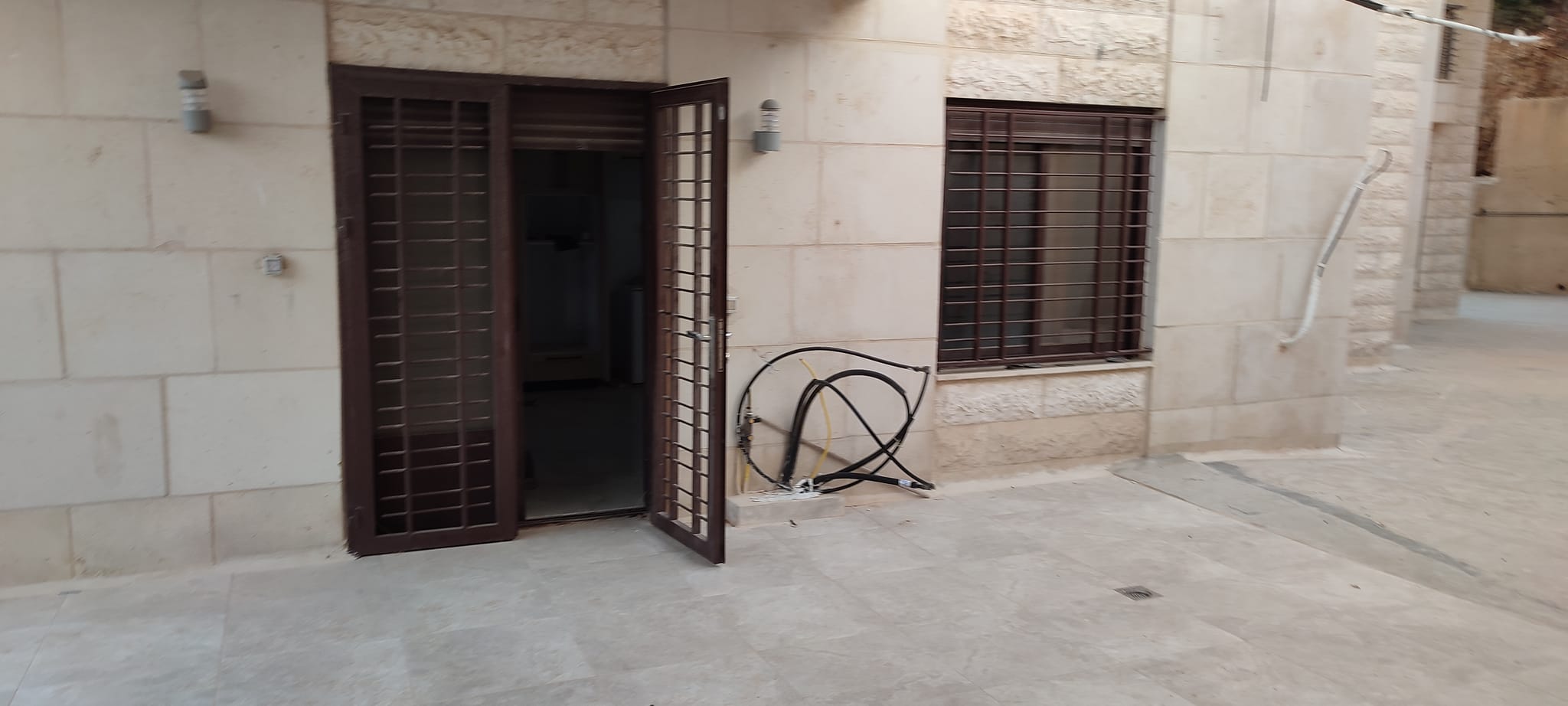 شقه مع حديقة للبيع 