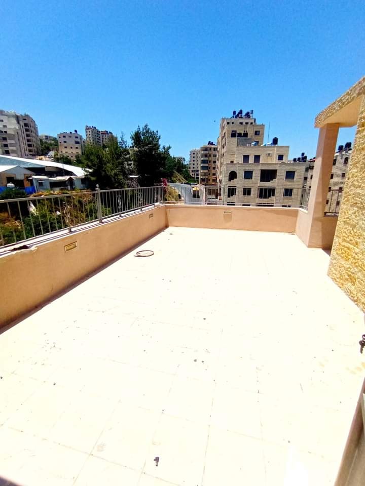 روف في حي جميل للبيع