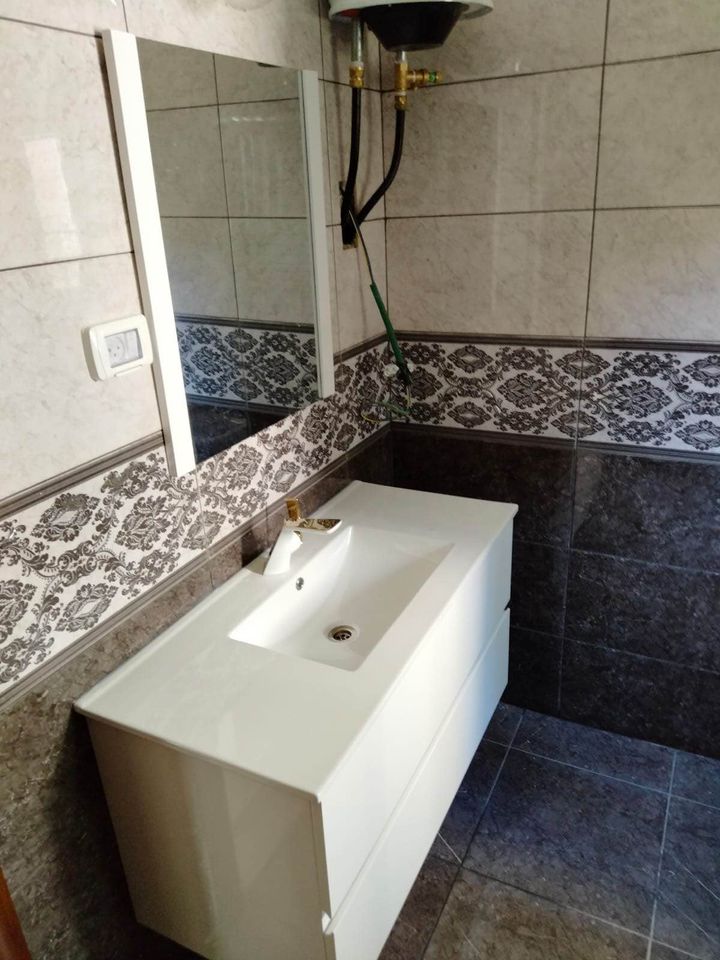قطعه أرض عليها بناء حديث للبيع