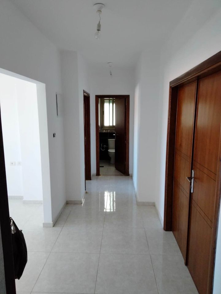 قطعه أرض عليها بناء حديث للبيع