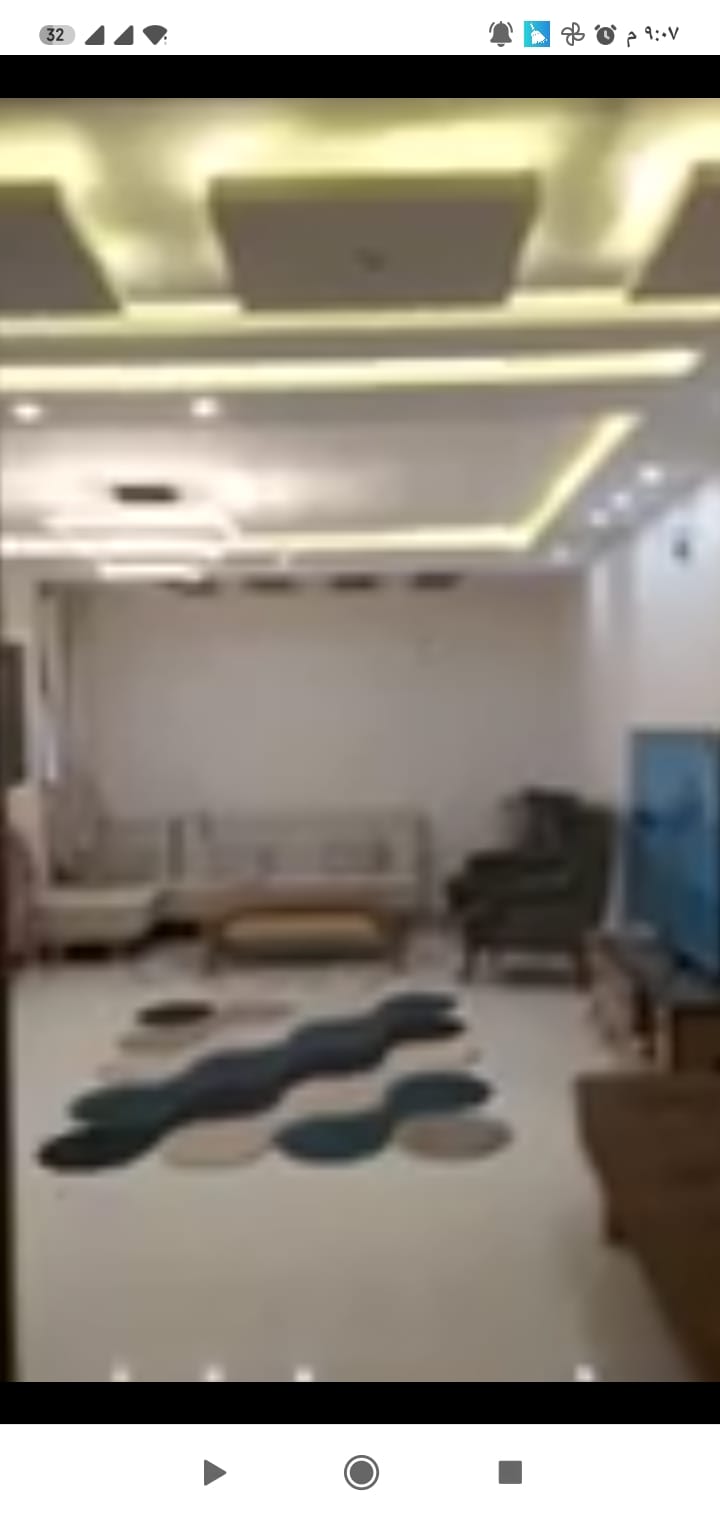 شقة للبيع بعمارة سكنية حديثة البناء 