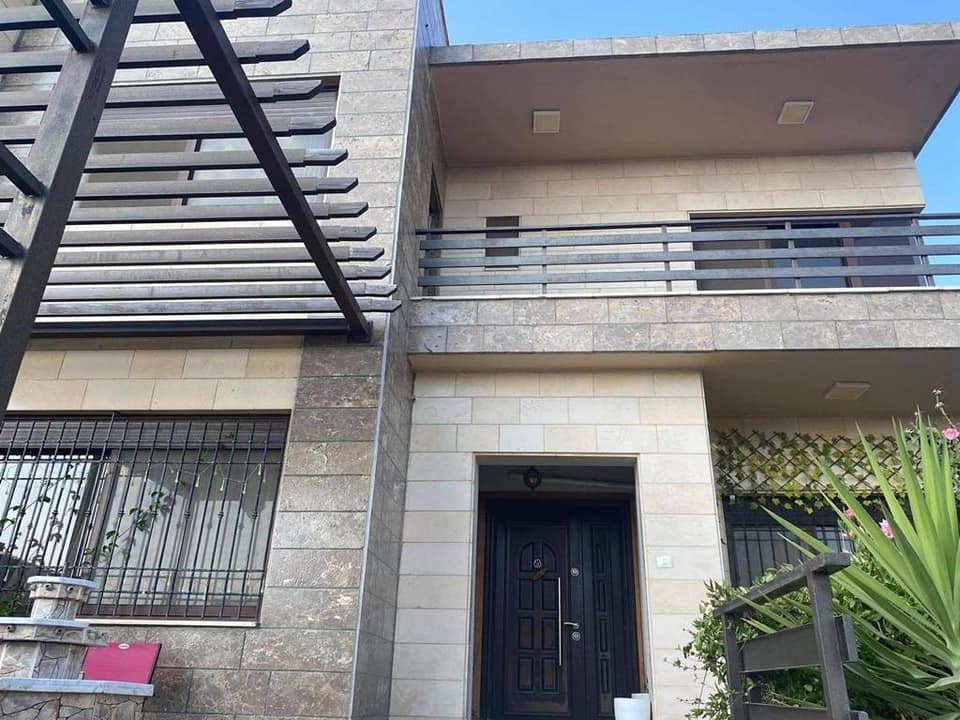 فيلا مفروشة كامل للبيع قرب الجامعة الامريكيه