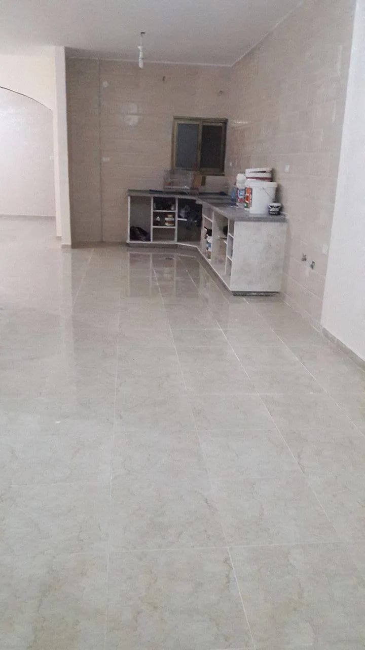 شقة للبيع في عمارة سكنية غرب شارع الولادة