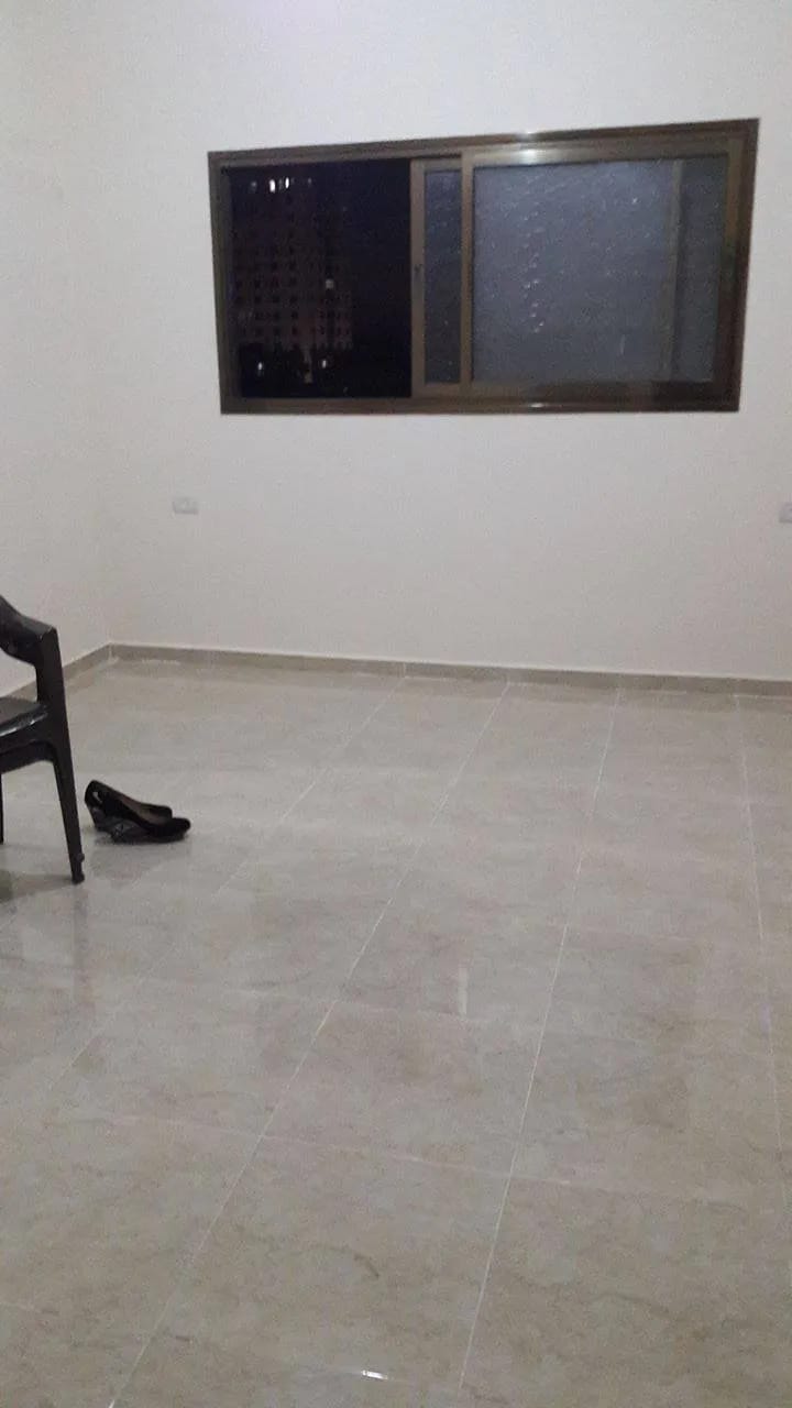 شقة للبيع في عمارة سكنية غرب شارع الولادة