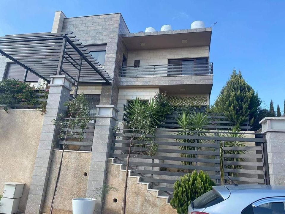 فيلا للبيع قرب الجامعة الامريكيه