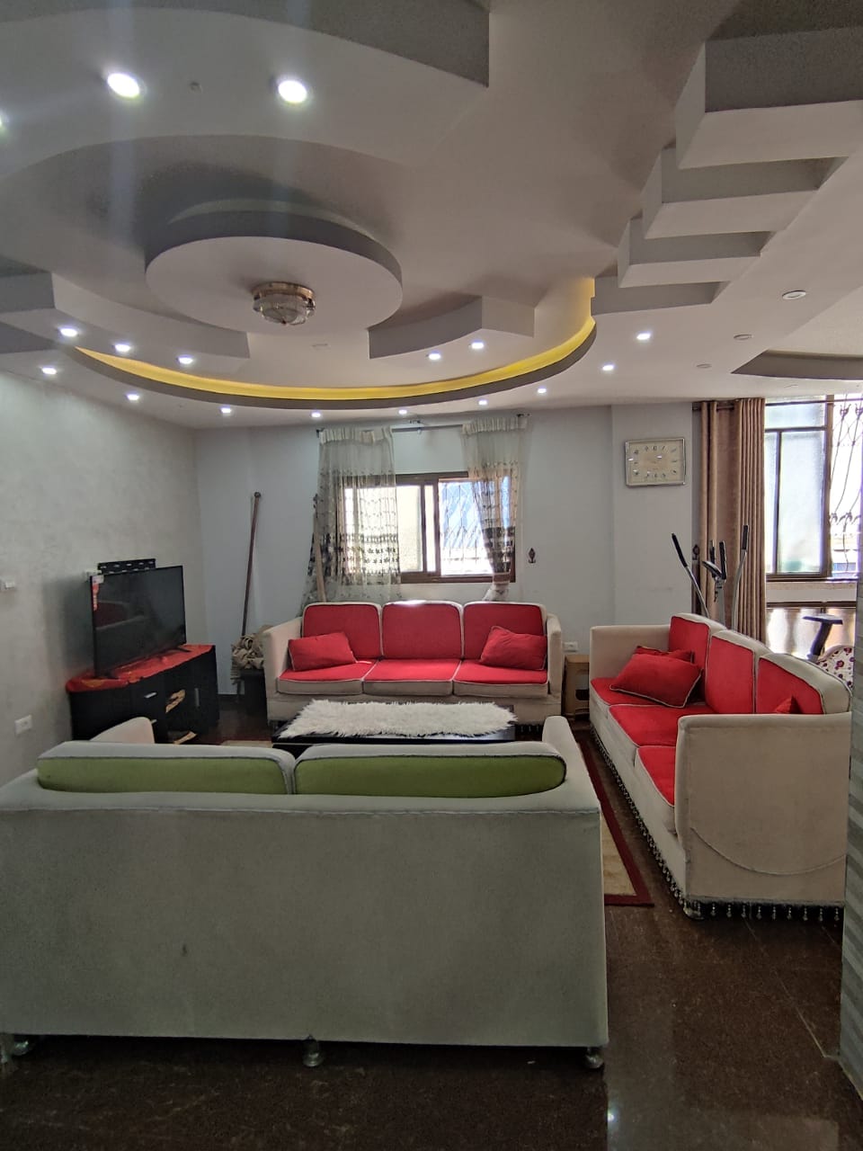 شقة للبيع في شارع حيوي  به كافة الخدمات